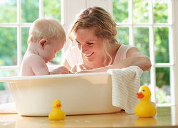 如何給新生兒洗澡   西安安琪兒婦產(chǎn)醫(yī)院