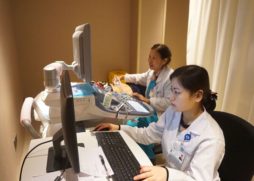 西安安琪兒婦產(chǎn)醫(yī)院李秀芳主任正在為孕媽做四維