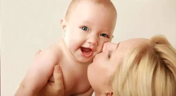 新生兒經(jīng)常打嗝放屁是什么原因