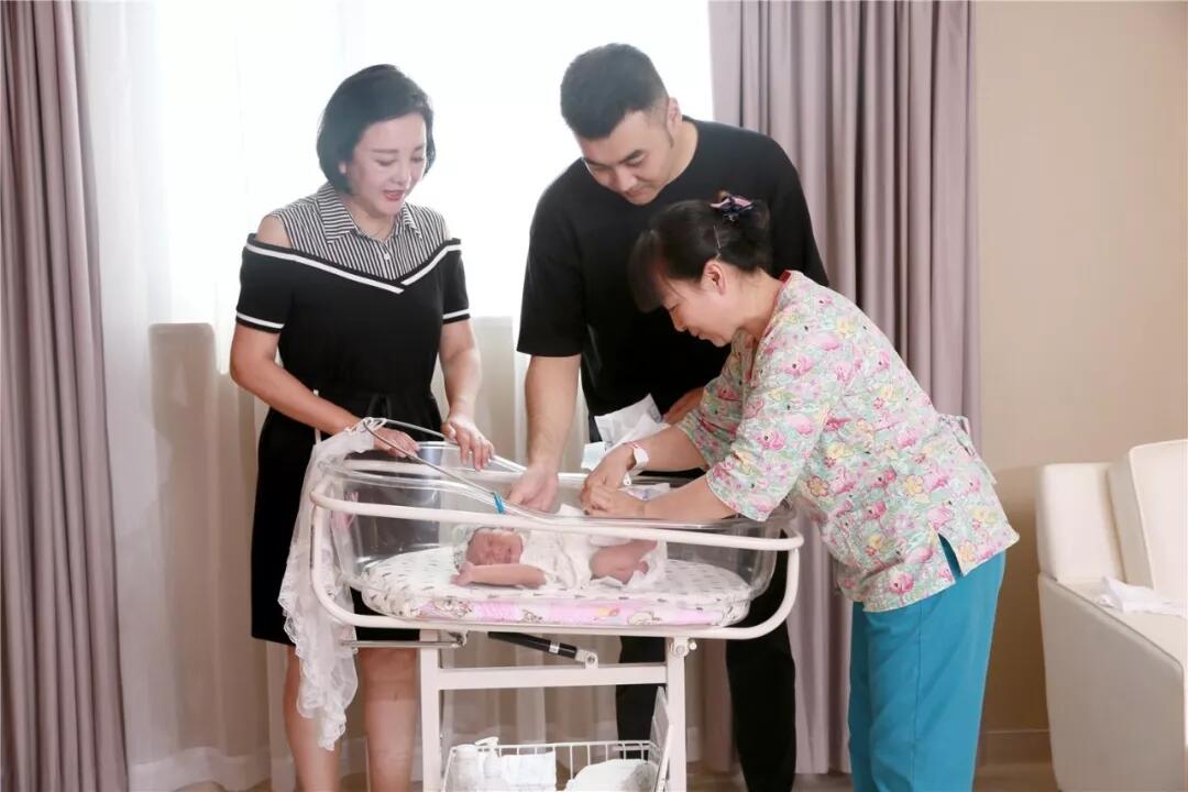 1531808008591425.jpg 陜西籍演員梁麗安琪兒喜獲孫女