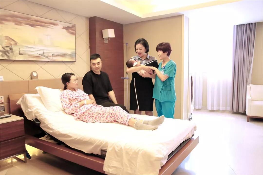 1531807923299255.jpg 陜西籍演員梁麗安琪兒喜獲孫女